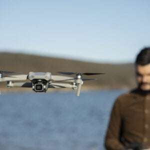 Mann der Drohne steuert für luftaufnahmen