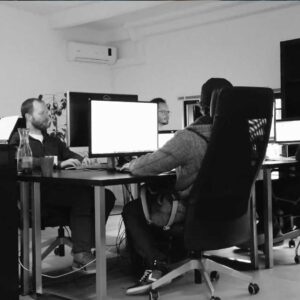 Bild von einem Büro, Schwarz weiß, Mitarbeiter arbeiten an SEO